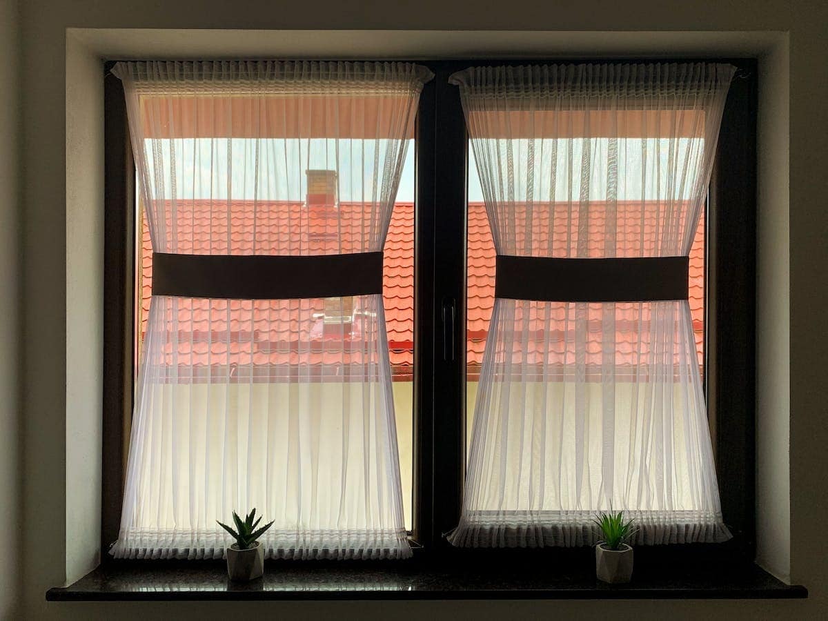 Mettre voilage et double rideaux sur la même tringle aménagement et décoration Les Embellies