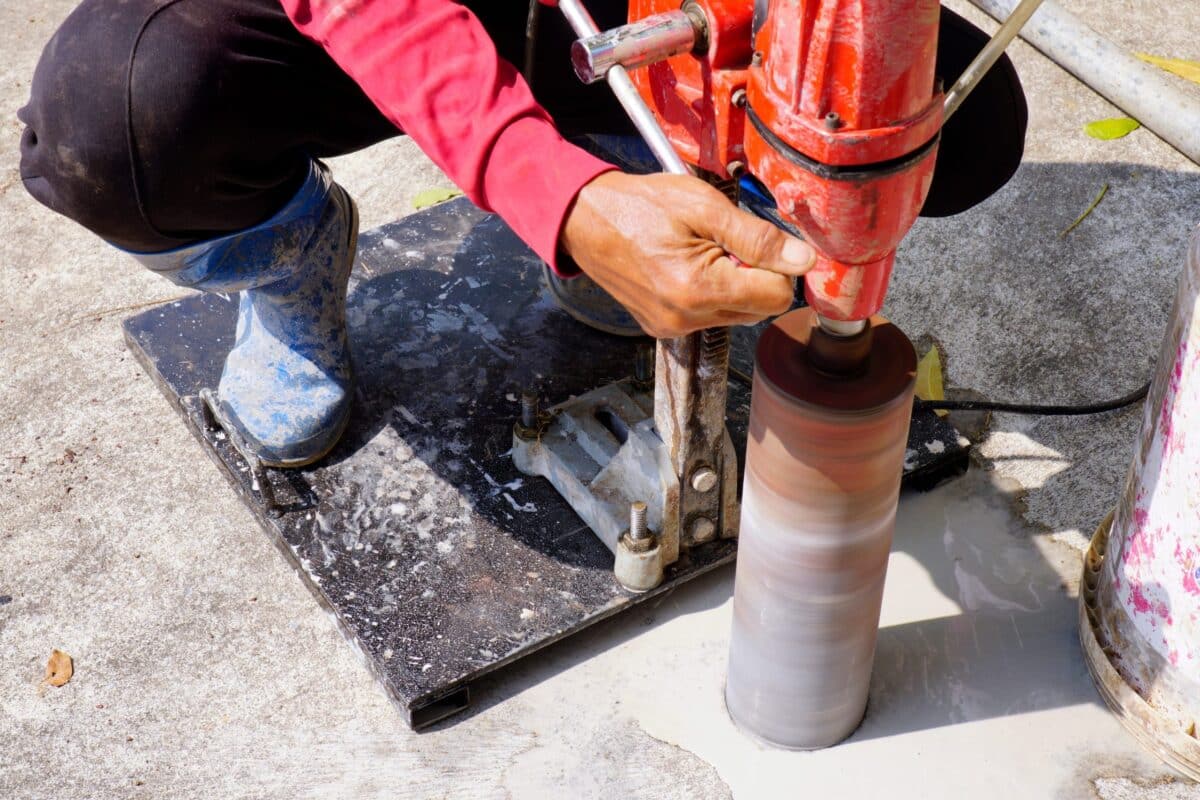 Utilisation d'une carotteuse : percer efficacement le béton et d'autres matériaux